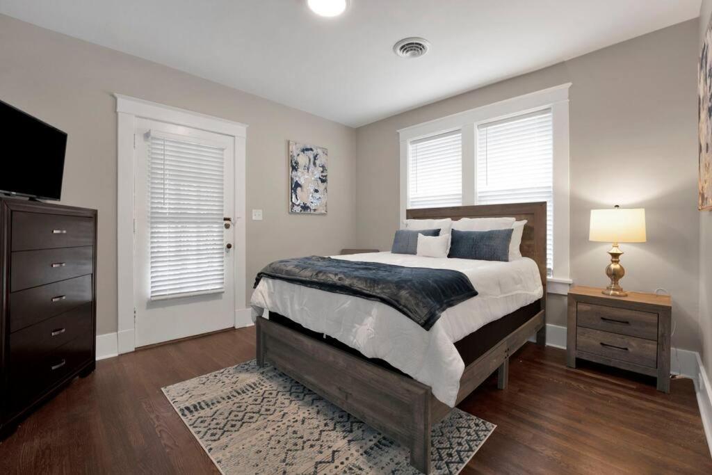 Contemporary Near Zoo And Rhodes College