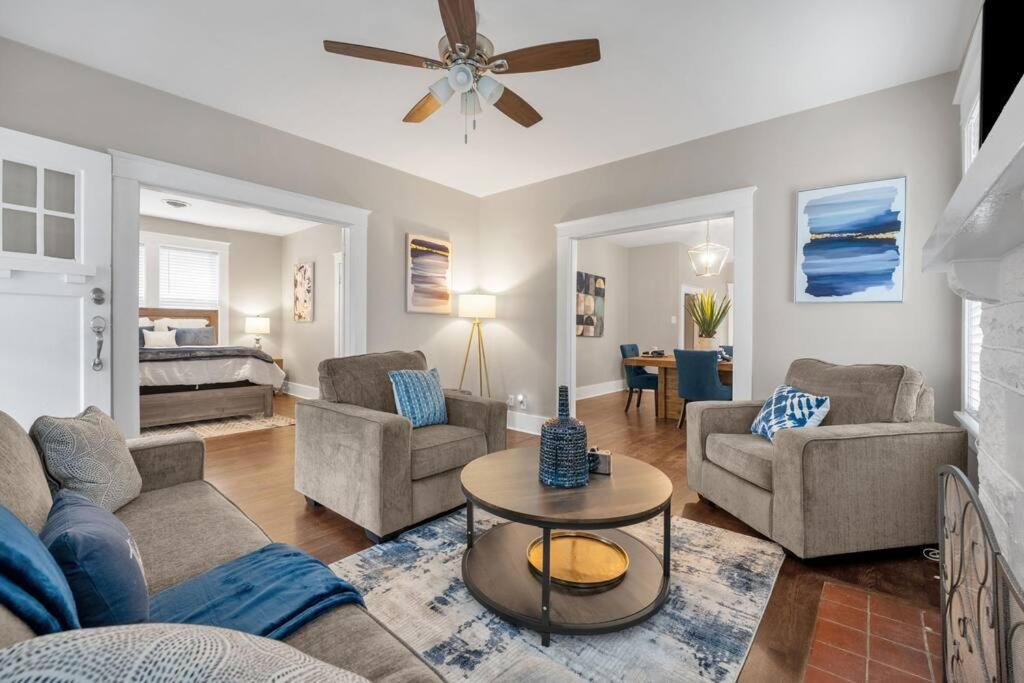 Contemporary Near Zoo And Rhodes College Holiday home *